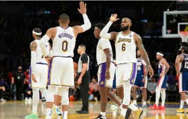 Série de cinq défaites consécutives, les Lakers ont concédé 118 points par match